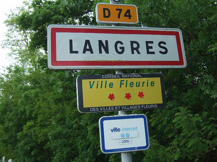 2008-05- (646).JPG - Langres: Die Blumen- und Internetstadt. Nur ein Internetcafe mussten wir lange suchen ...